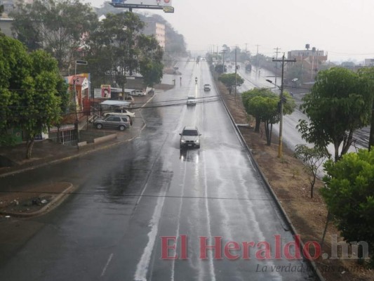 FOTOS: Primeras lluvias de la temporada refrescan la capital, inundada de humo