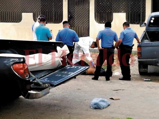 Personal de la Policía Nacional y Fiscalía reconocieron y realizaron el levantamiento de los dos cadáveres que estaban tirados en una de las calles de la colonia El Zarzal de Danlí, El Paraíso.