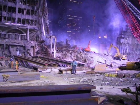 Publican fotos inéditas del ataque a Torres Gemelas que fueron tomadas por obrero (Parte I)