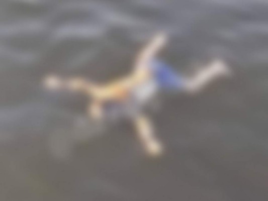 Imágenes desgarradoras mostraban los cuerpos flotando sobre el mar. Foto: Infobae.