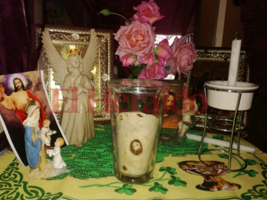 A casi un año del hallazgo del rostro de Jesús en una tortilla de harina, hondureños aseguran que sigue intacto