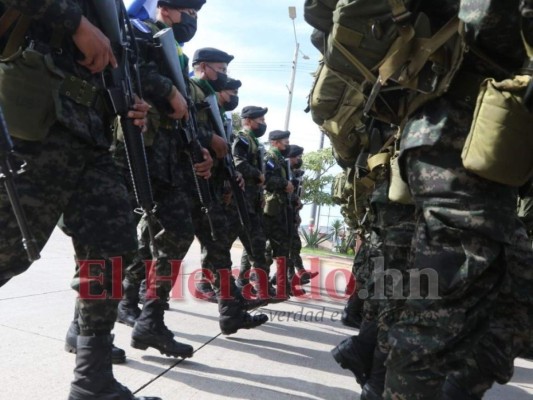 Por aire y tierra: con desfiles interinstitucionales rinden honor en el Bicentenario