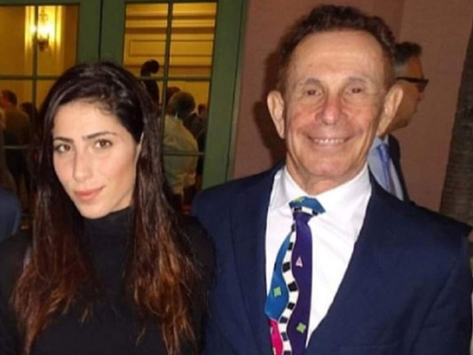 Mujer intentó robar un millón de dólares a anciano tras un mes de casados