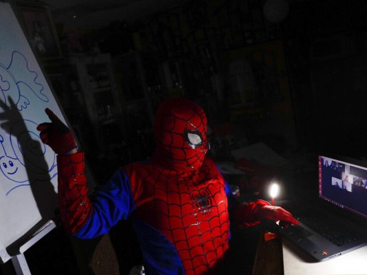 Vestido de superhéroe, maestro boliviano enfrenta cuarentena&nbsp;