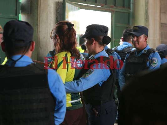 Aficionados deben pasar ocho anillos de seguridad para entrar al Yankel