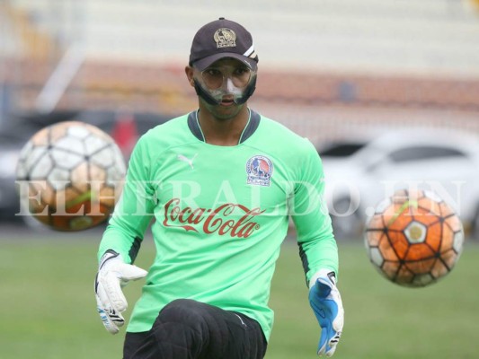 Donis Escober ya trabaja protegido con la máscara para llegar fino a los duelos eliminatorios