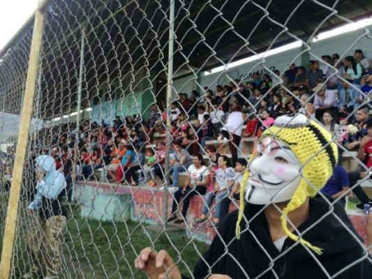 Gordos vs flacos, el peculiar partido que entretiene a los habitantes de El Paraíso en Honduras