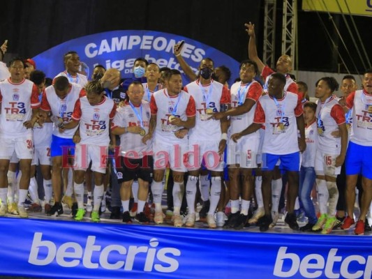 Exjugadores de Olimpia se rinden ante Pedro Troglio y sus dirigidos por segundo tetra