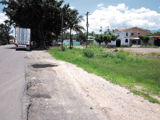 22 casas obstaculizan avance en construcción de carretera