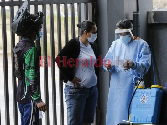 Repunte de casos covid mantienen triajes al límite de su capacidad