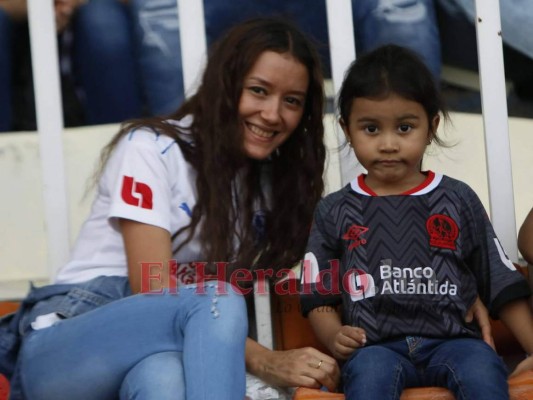 FOTOS: Bellas aficionadas llegaron a apoyar al León y Monstruos