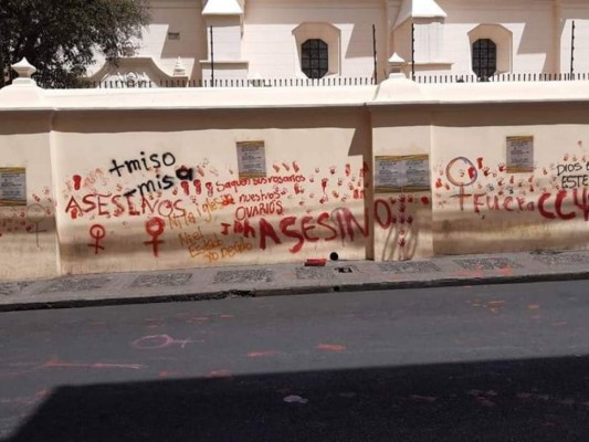 FOTOS: Manchan Catedral de Tegucigalpa en marcha por Día de la Mujer