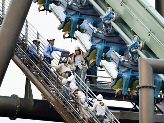 Japón: Montaña rusa deja 64 pasajeros suspendidos en el aire