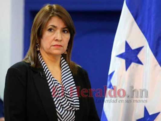 Los escándalos que han salpicado a Alba Consuelo Flores, ministra de Salud