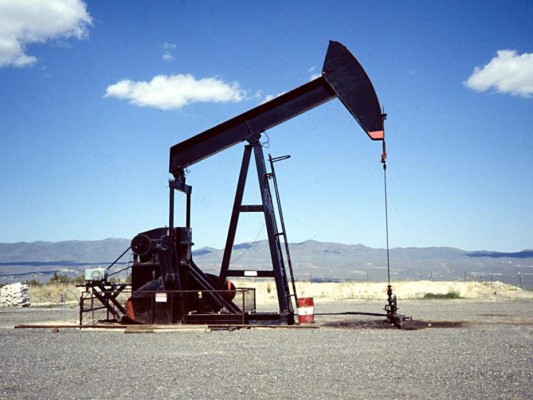 Petróleo cae a $26 y rebajas aún no se reflejan en el país