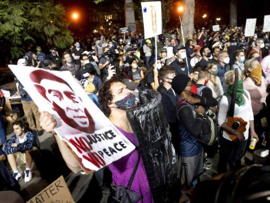 Trump: Policía federal permanecerá en Portland hasta limpiarla de 'anarquistas'