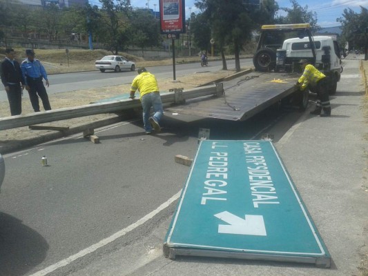 Fuertes vientos derriban enormes rótulos en el bulevar Fuerzas Armadas