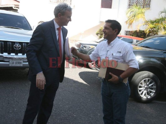 Delegados partidarios siguen trabajando en acuerdos para el diálogo nacional