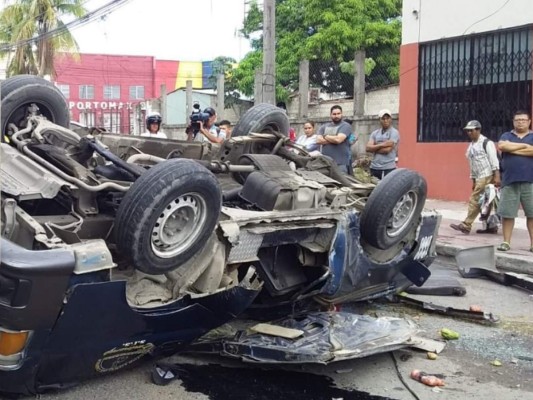 Un busito volcado y varios heridos: Las fotos del aparatoso accidente en SPS