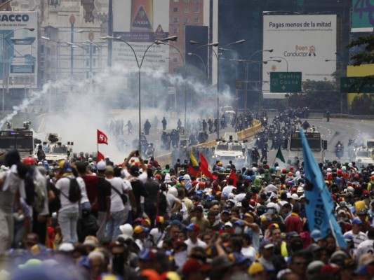 Oposición pide a la OEA detener salida de Venezuela