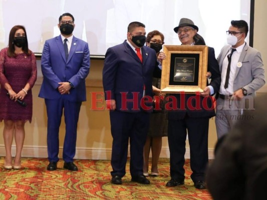 'Yo sí creo que me lo merezco': periodista Mario Ramírez recibe el 'Álvaro Contreras'