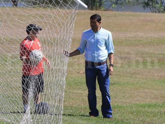 Noel Valladares visitó entrenamiento del Olimpia