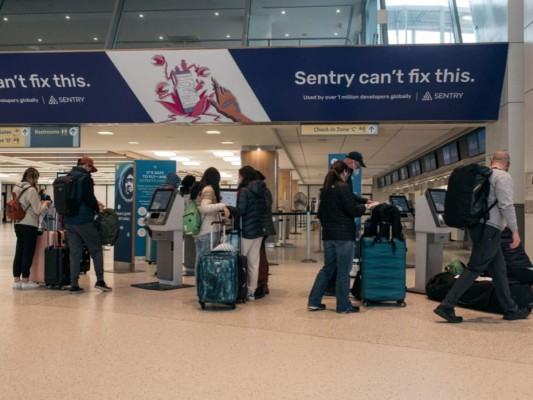 Caos por más de 7,000 vuelos cancelados mientras ómicron se propaga por el mundo