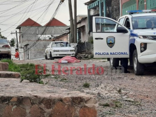 Escena del crimen en la colonia Flor #1, donde asesinaron a un hombre no identificado. Foto: Estalin Irías/ EL HERALDO