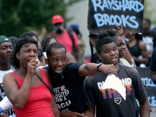 Policía de Atlanta mata a tiros a hombre tras forcejeo