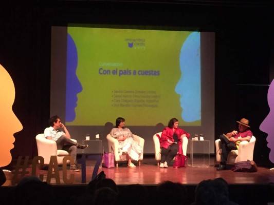 “Con el país a cuestas”, el conversatorio en el que participaron Daniel Alarcón, Sandra Cisneros, Clara Obligado y Erick Blandón.