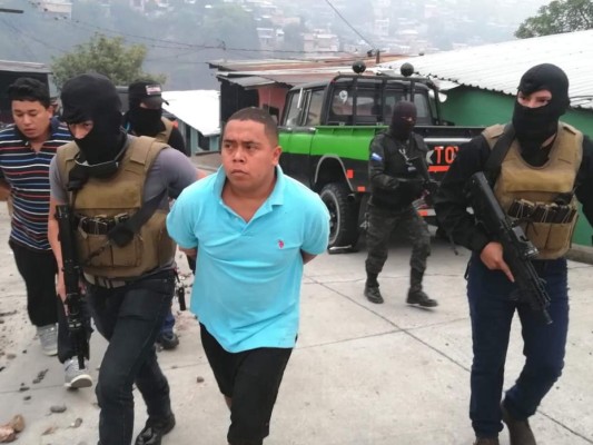 Droga, armas e indumentaria policial: La captura de cuatro pandilleros de la 18 en la capital (FOTOS)