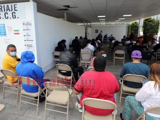 Ola de contagios: Abarrotados los puntos de vacunación y triajes en la capital (FOTOS)   