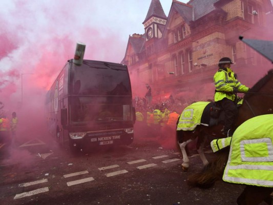 Dañan el autobús del Manchester City tras el partido ante el Liverpool en cuartos de Champions League