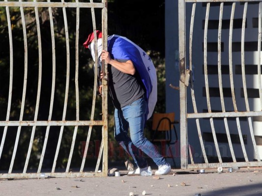 FOTOS: Piedras, palos y gases lacrimógenos en nuevos disturbios en UNAH