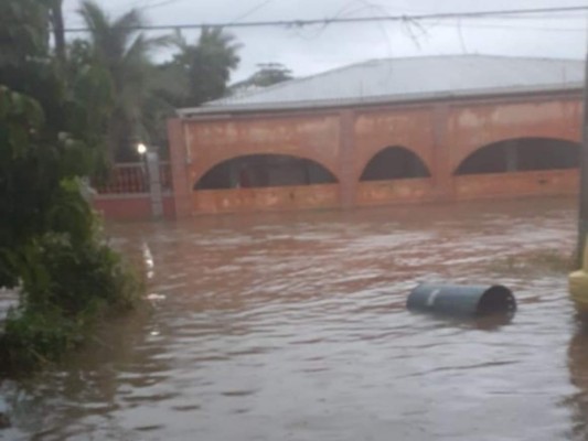 En imágenes: fuertes lluvias inundan las calles y casas de Puerto Cortés