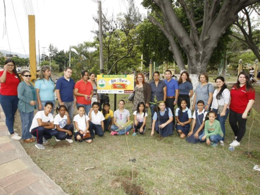 Un centenar de árboles plantan niños ecologistas