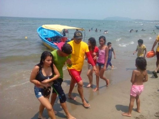 Rescatan a pareja que estaba a punto de ahogarse en Tela