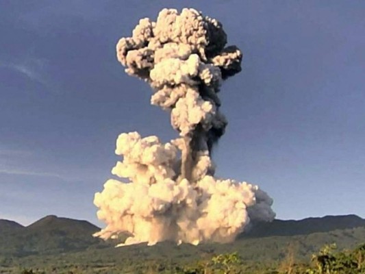 Erupción de volcán en Costa Rica genera columna de humo de 2 km de altura