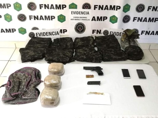 Droga, armas e indumentaria policial: La captura de cuatro pandilleros de la 18 en la capital (FOTOS)