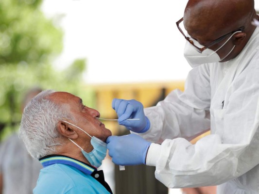 EEUU: Sigue resistencia a mascarillas pese a brotes de covid-19