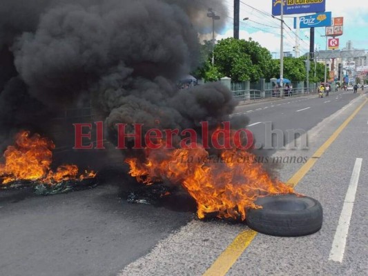 FOTOS: Gas lacrimógeno, piedras y fuego durante protestas en la capital de Honduras