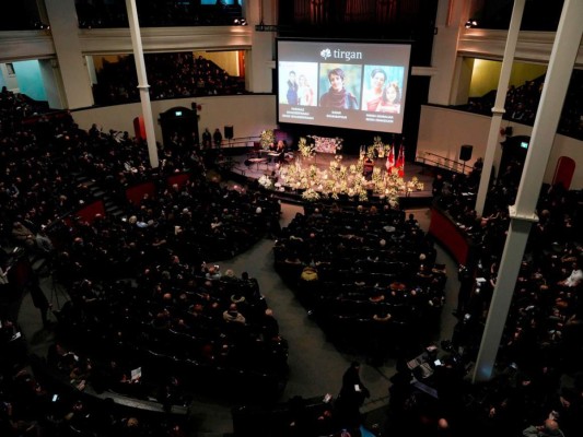FOTOS: Llanto y dolor en homenaje a dos de las víctimas del avión derribado por misil iraní