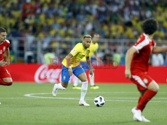Paulinho y Silva coronan la victoria 2-0 de Brasil ante Serbia; en octavos se verán con México