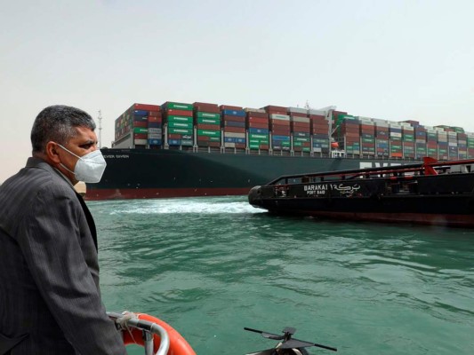 Buque atascado en Canal de Suez afecta a navegación mundial