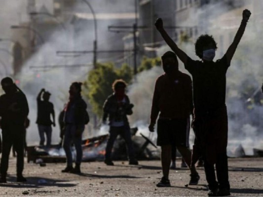 FOTOS: Vehículos incendiados y muertos tras manifestaciones en Chile