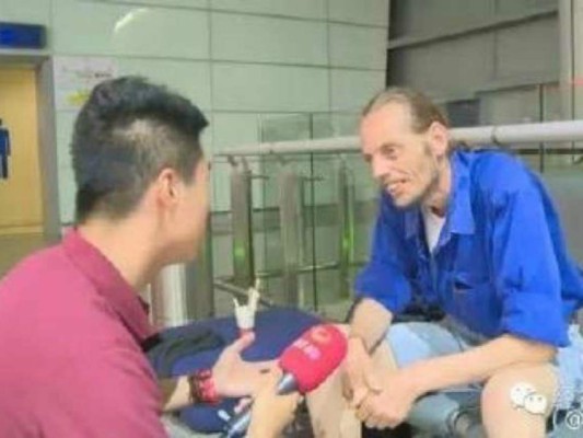 Esperó 10 días en un aeropuerto al amor de su vida