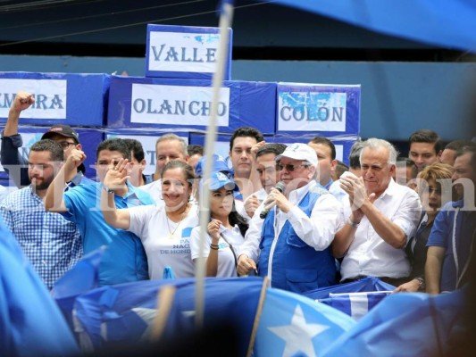 Nacionalistas llegan al Congreso Nacional para pedir regularizar la reelección de JOH