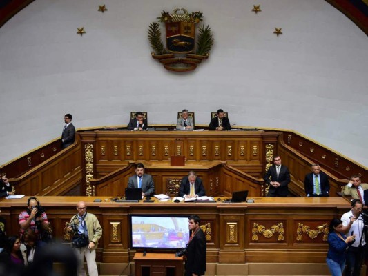 Bajo tensión, Venezuela inicia tregua en frágil diálogo gobierno-oposición