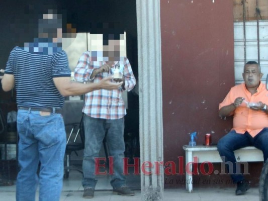 Al momento de ser sorprendido por la Unidad Investigativa de EL HERALDO Plus, Wilkin Montalván estaba acompañado de tres sujetos, uno de ellos tomó fotos de la placa del carro. Foto: El Heraldo