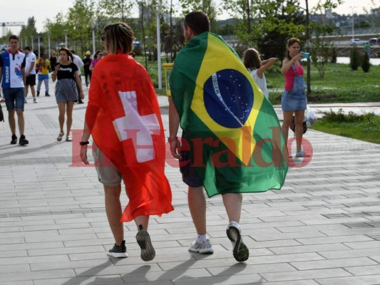 Con pitoretas y banderas, así es el ambiente en el encuentro entre Brasil vs Suiza